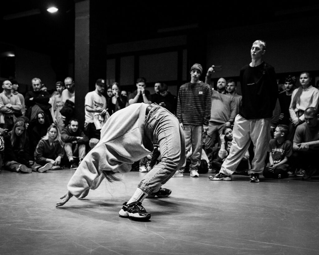 danse en studio, représentation solo devant le groupe