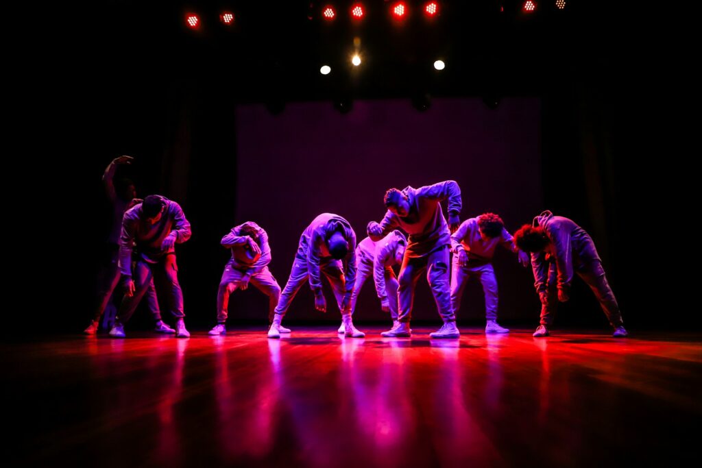 représentation d'un groupe de danse sur scène