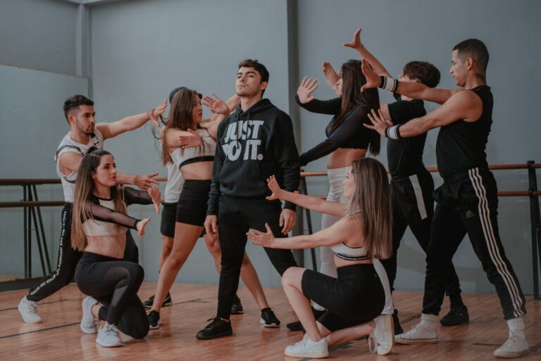 répétition d'un groupe de danse mixte dans une salle de danse d'une école de danse